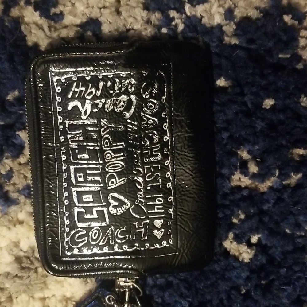 Coach poppy wristlet comes with black coach tag silver writing over black - Picture 2 of 7